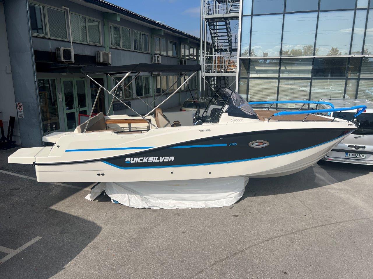 Quicksilver 755 Sundeck