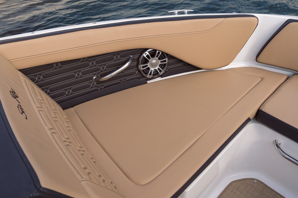 SPX 190 Outboard bow seating