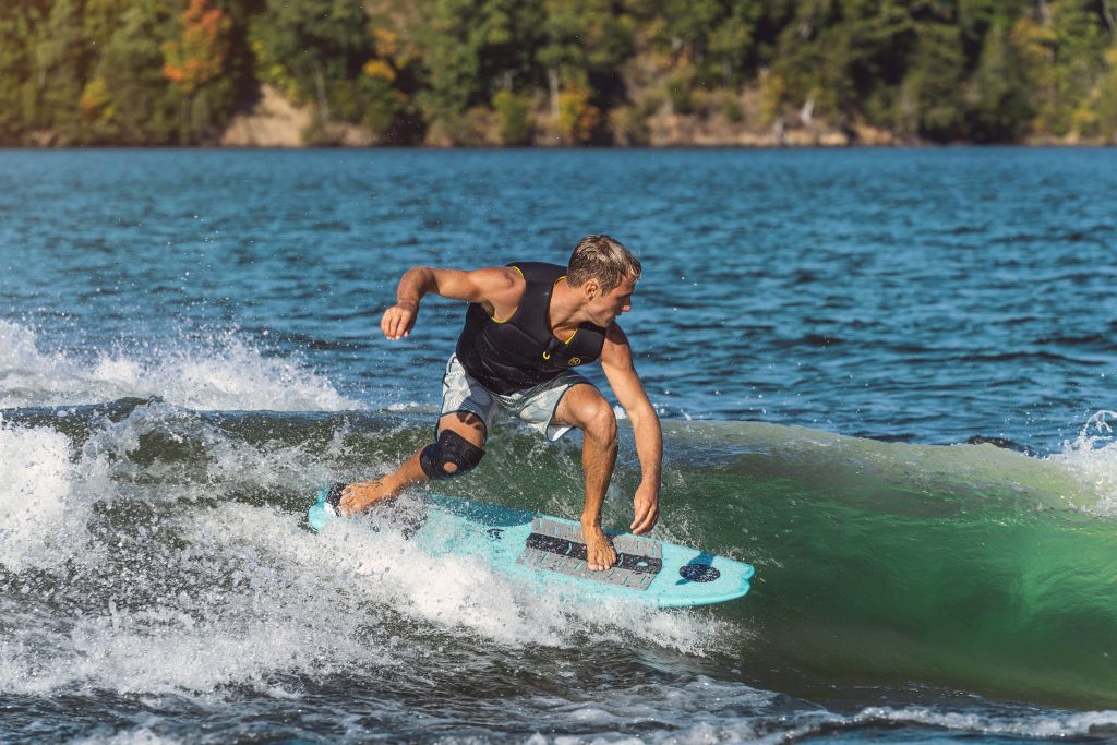 Man wakesurfing