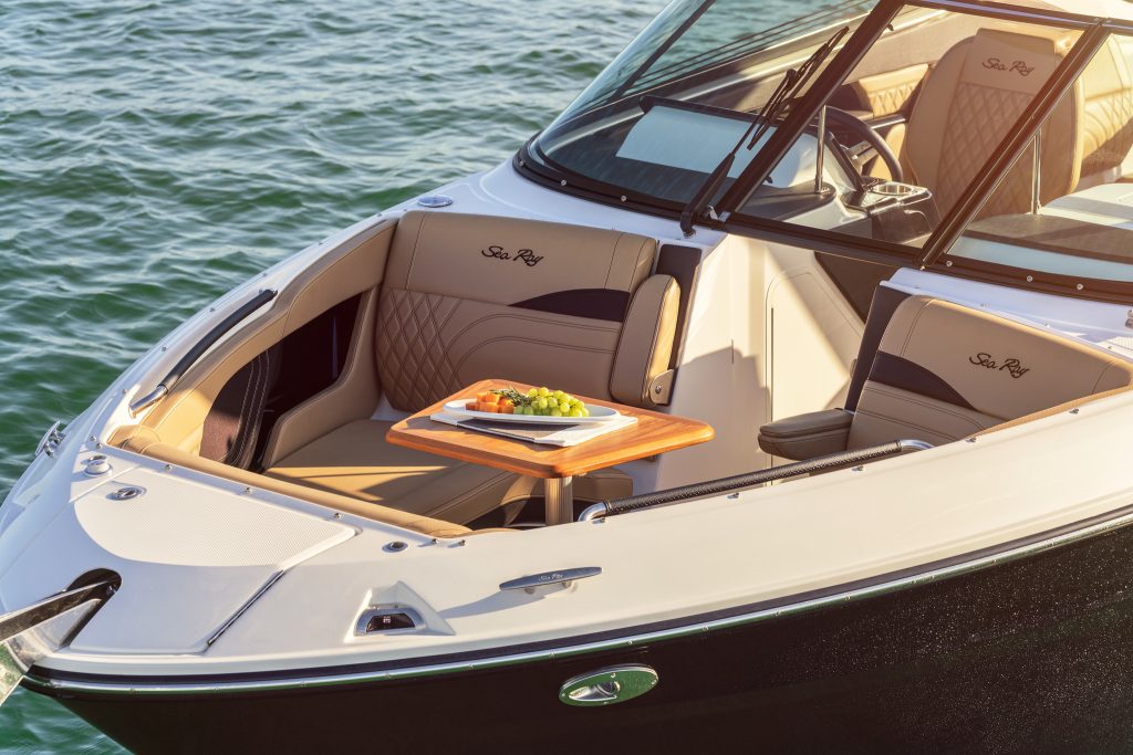 SLX 260 Surf bow seating with table