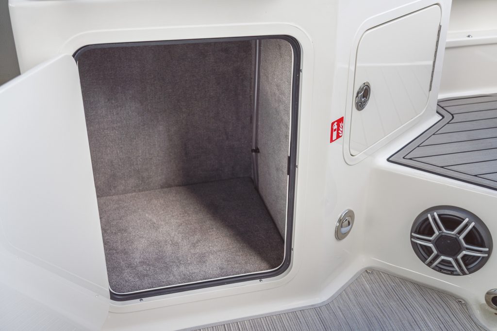 SDX 290 Outboard wet bar storage