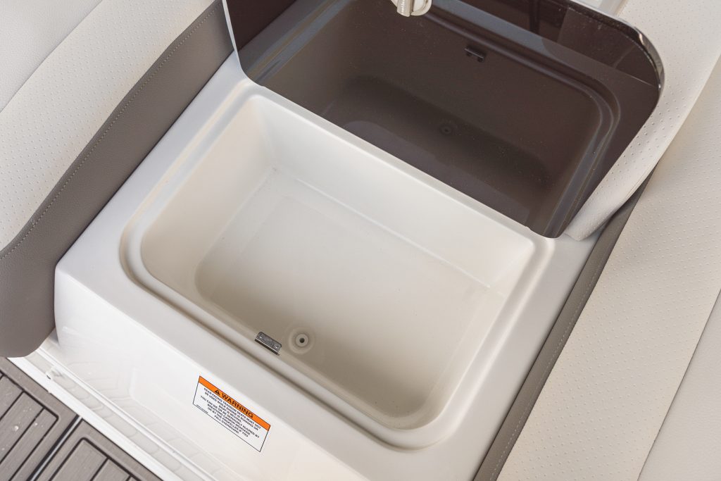 SDX 290 Outboard transom storage