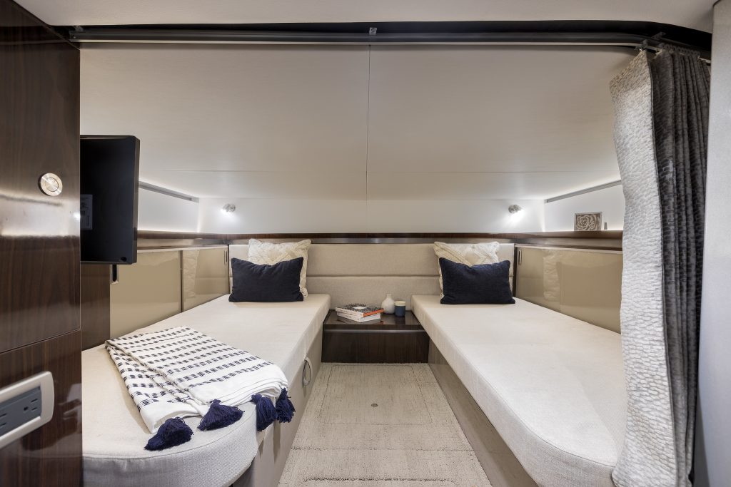 Sundancer 320 mid-berth