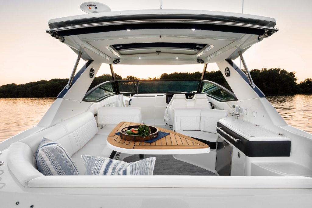 Sundancer 320 cockpit with table