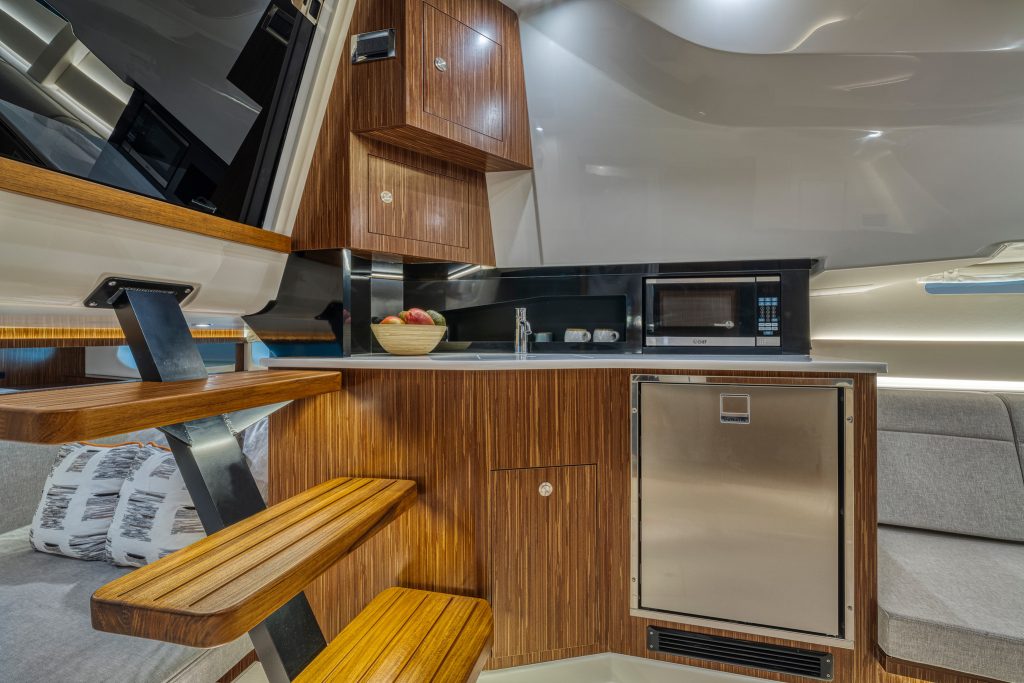 Sea Ray 370 Sundancer OB 2027 (147)