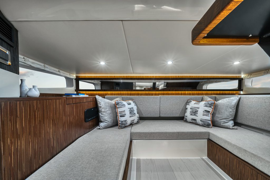 Sea Ray 370 Sundancer OB 2027 (149)